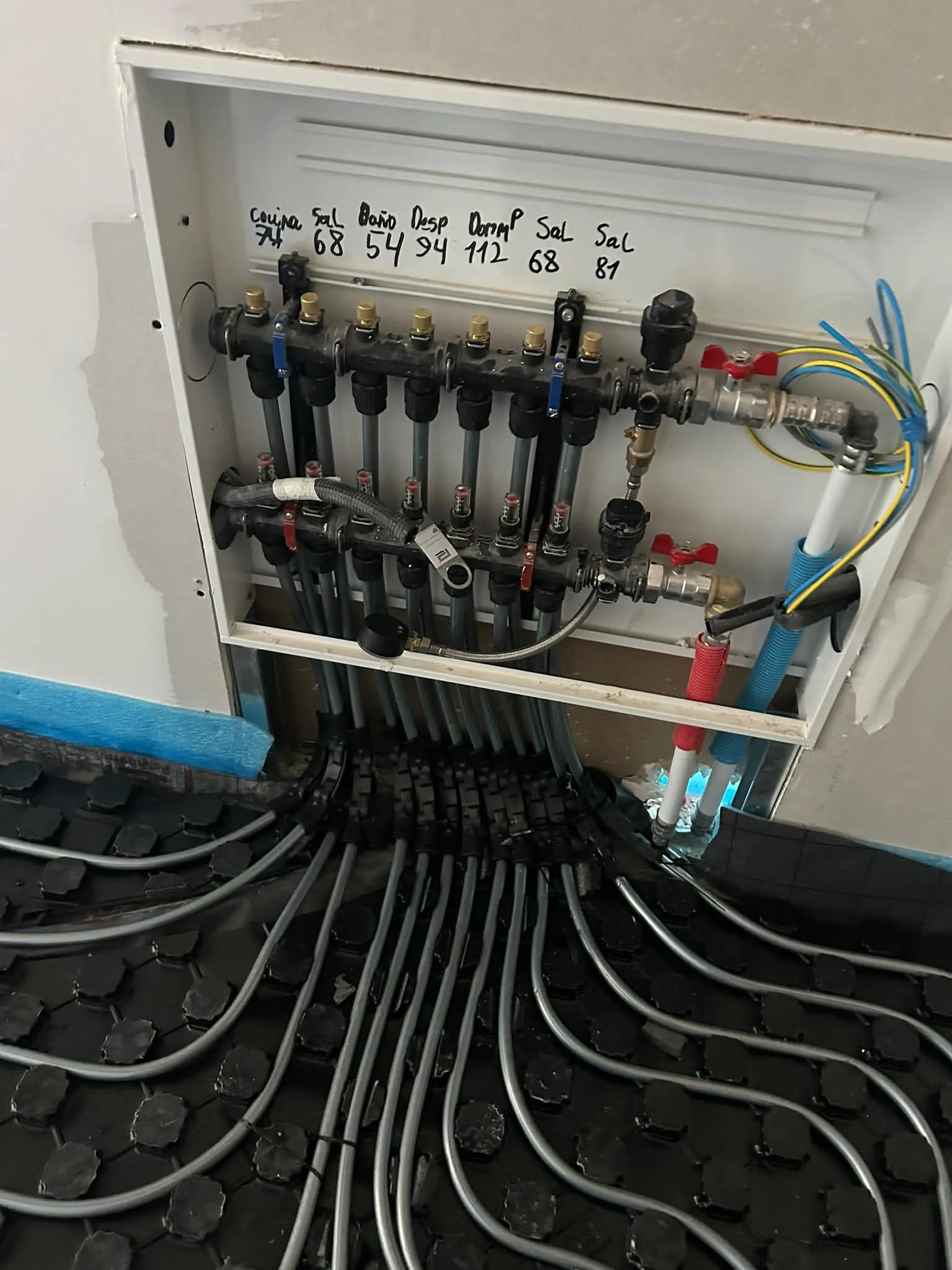 Tuberías de suelo radiante extendidas en forjado